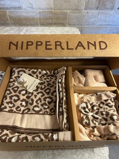 מארז לידה בצבע מנומר מיוחד שכולל אוברול שמיכה כובע גרביים וכובע