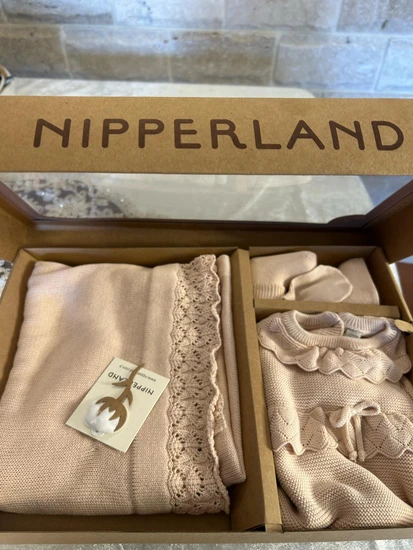 סט מהמם של NIPPERLAND שכולל אוברול שמיכה כובע כפפות וגרביים