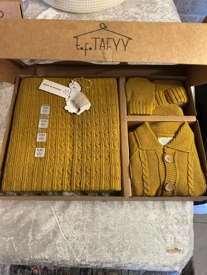 מארז לידה בצבע חרדלי מיוחד שכולל אוברול שמיכה כובע גרביים וכובע