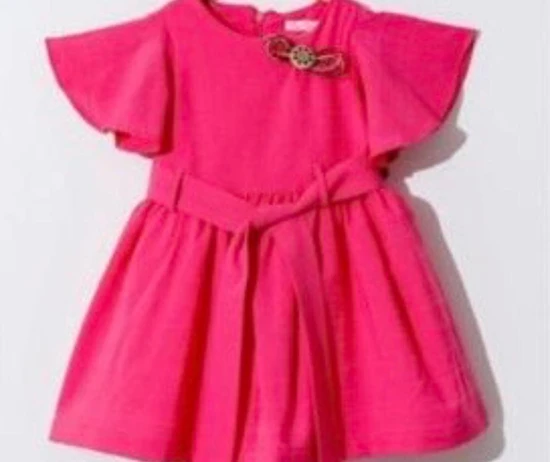 שמלה בצבע ורוד כהה עם חגורה